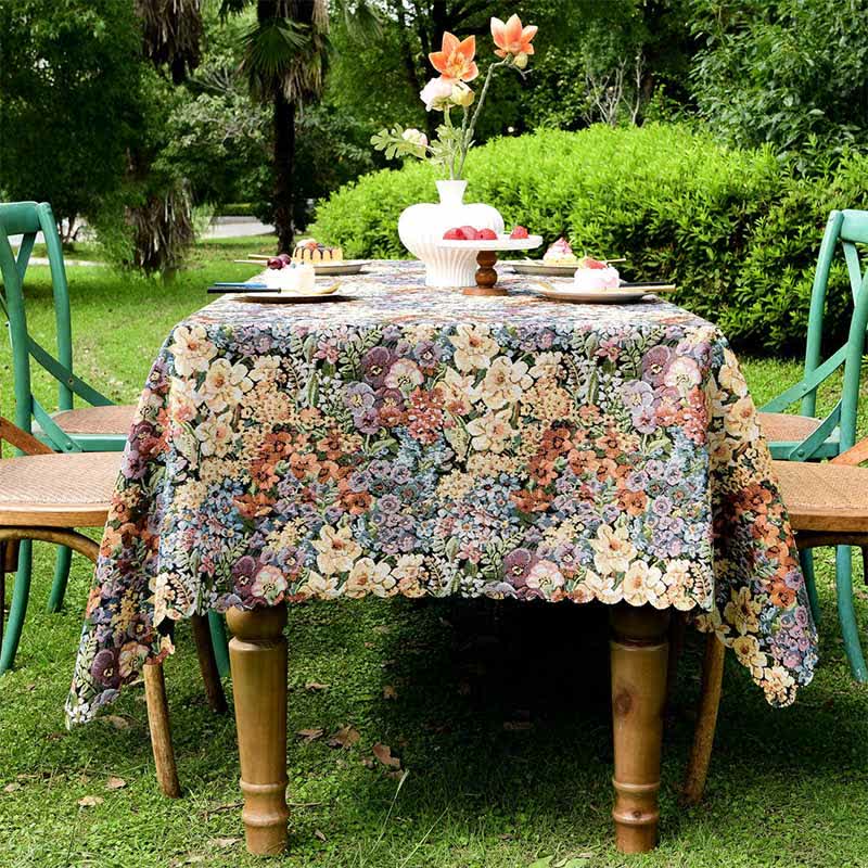 Luxurious Floral Scalloped Edge Tablecloth - image 2