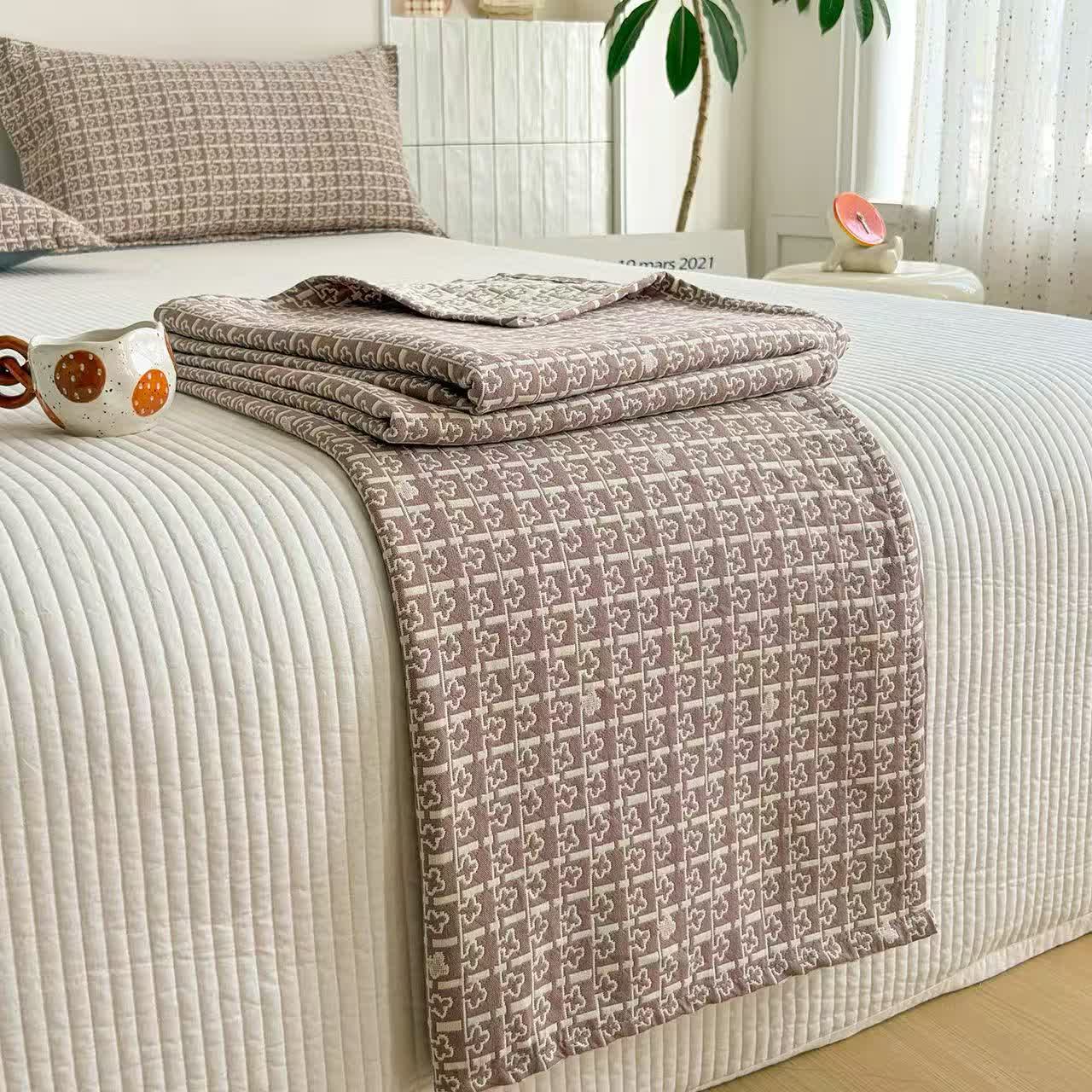 Ownkoti Modern Geometric Pattern Jacquard Cotton Quilt - image 4