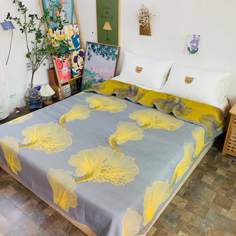 Ownkoti Zantedeschia Aethiopica Print Cotton Reversible Quilt - image 1